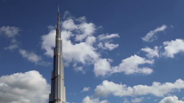 Burj Khalifa (Khalifa věž), známý jako Burj Dubaj před jeho inaugurace - je mrakodrap v Dubaji. — Stock video