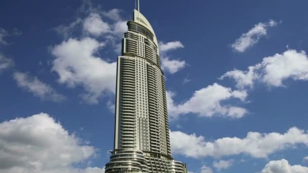 Nowoczesny hotel pod adresem downtown burj dubai, dubai, Zjednoczone Emiraty Arabskie. hotel znajduje się 63 opowieści wysoki i funkcji 196 wystawne pokoje i 626 serviced residences — Wideo stockowe