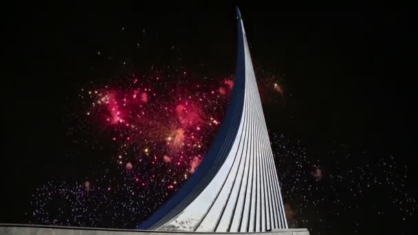 Conquistadores del espacio Monumento en el parque al aire libre del museo de cosmonáutica y fuegos artificiales, cerca del centro de exposiciones VDNK, Moscú, Rusia — Vídeo de stock