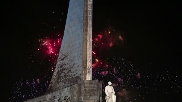 Dobyvatelé prostor památníku v parku venku muzeum kosmonautiky a ohňostroje, poblíž Vdnk výstavní centrum, Moskva, Rusko — Stock video