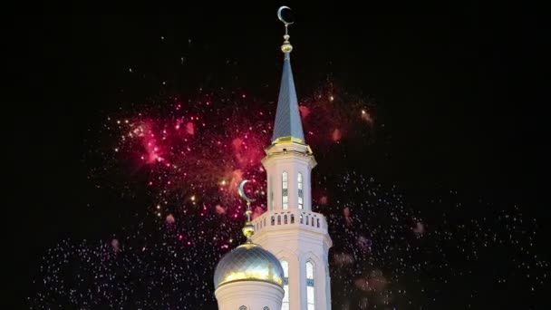 Московская соборная мечеть и фейерверк, Россия - главная мечеть Москвы, новая достопримечательность — стоковое видео