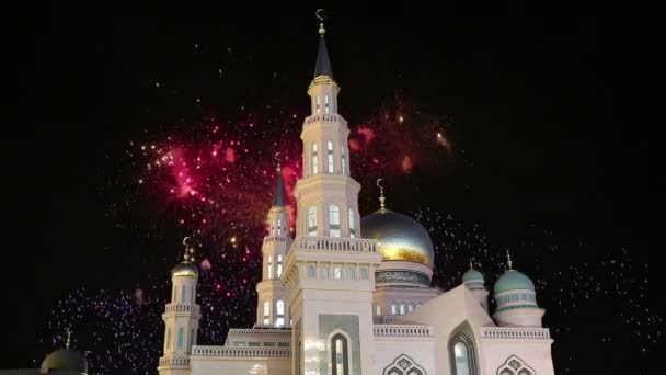 Moskou kathedraal moskee en vuurwerk, Rusland--de belangrijkste moskee in Moskou, nieuwe mijlpaal — Stockvideo