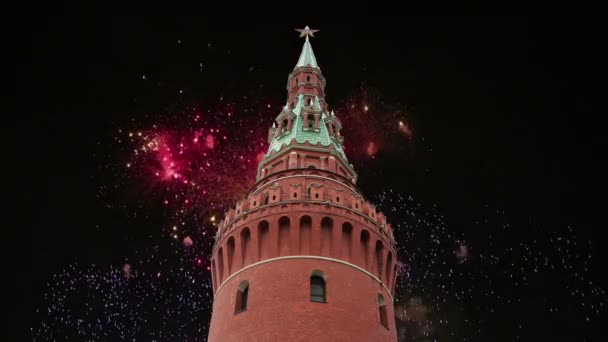 Vuurwerk boven de Kremlin van Moskou, Rusland — Stockvideo