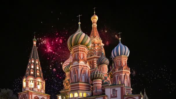 Catedral de Intercessão da Santíssima Theotokos sobre o fosso (Templo de Basílio, o Beato) e fogos de artifício, Praça Vermelha, Moscou, Rússia — Vídeo de Stock