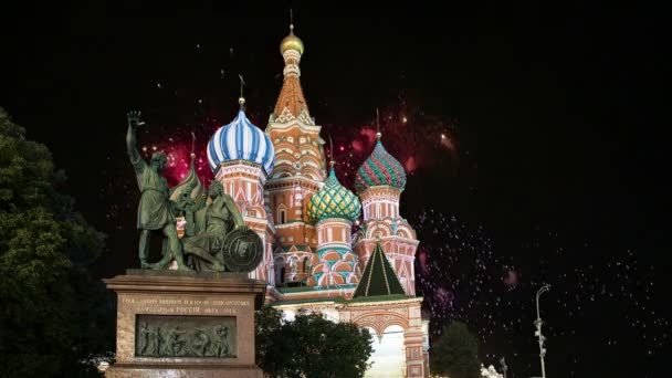 Katedralen i förbön av mest heliga Theotokos på vallgraven (tempel av Basil den välsignade) och fyrverkerier, Röda torget, Moskva, Ryssland — Stockvideo