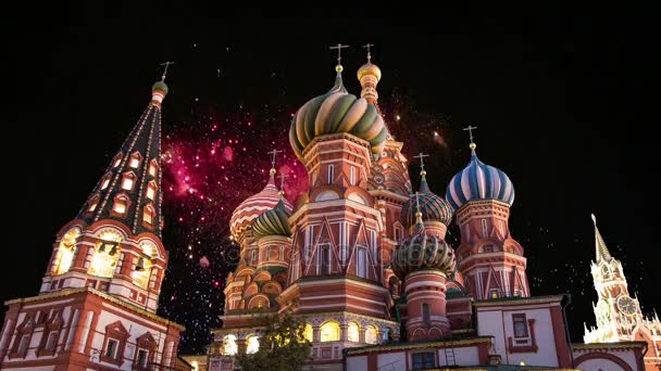 Cattedrale di intercessione della Santissima Theotokos sul fossato (Tempio di Basilio il Beato) e fuochi d'artificio, Piazza Rossa, Mosca, Russia — Video Stock