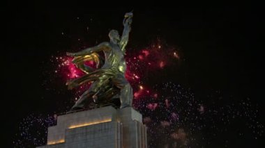 Ünlü Sovyet anıt Rabochiy ben Kolkhoznitsa (işçi ve Kolhoz kadın ya da işçi ve toplu çiftçi) heykeltıraş Vera Mukhina ve Fireworks uygulamasında, Moskova, Rusya Federasyonu. 1937 yılında yapılan  