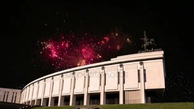 Savaş Anıtı zafer Park Poklonnaya Hill ve Fireworks uygulamasında, Moskova, Rusya Federasyonu. Büyük Vatanseverlik Savaşı sırasında ölenler anısına inşa memorial kompleksi   