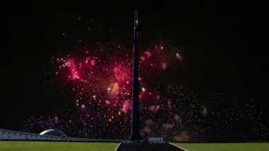 Savaş Anıtı zafer Park Poklonnaya Hill ve Fireworks uygulamasında, Moskova, Rusya Federasyonu. Büyük Vatanseverlik Savaşı sırasında ölenler anısına inşa memorial kompleksi   