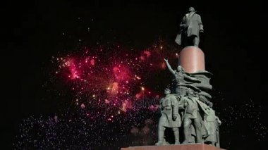  Anıt görünümünü ot Vladimir Lenin (1985, heykeltıraş Kerbel ve mimar Makarevich) ve Fireworks uygulamasında, Moskova şehir merkezi (Kaluzhskaya Meydanı), Rusya Federasyonu. Popüler Simgesel Yapı 