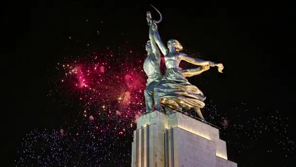 유명한 소련 기념물 Rabochiy 나 Kolkhoznitsa (작업자 및 Kolkhoz 여자 또는 작업자 및 공동 농부) 조각가 Vera Mukhina와 불꽃놀이, 모스크바, 러시아. 1937 년에 만든 — 비디오