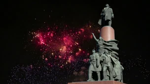 Vista do monumento ot Vladimir Lenin (1985, Escultor Kerbel e arquiteto Makarevich) e fogos de artifício, centro da cidade de Moscou (Praça Kaluzhskaya), Rússia. Marco popular — Vídeo de Stock