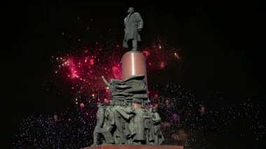  Anıt görünümünü ot Vladimir Lenin (1985, heykeltıraş Kerbel ve mimar Makarevich) ve Fireworks uygulamasında, Moskova şehir merkezi (Kaluzhskaya Meydanı), Rusya Federasyonu. Popüler Simgesel Yapı 