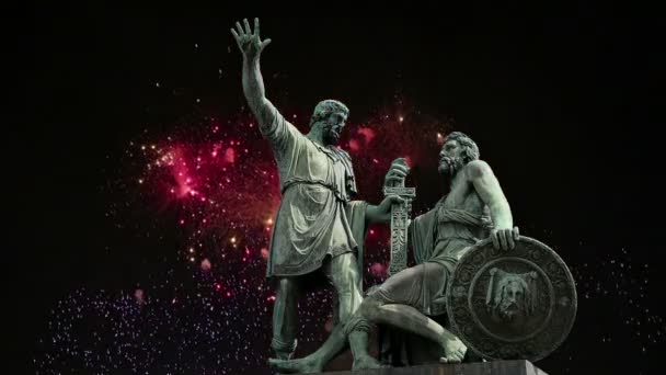 Памятник Минину и Поярскому (установлен в 1818 году) и фейерверк, Красная площадь в Москве, Россия — стоковое видео