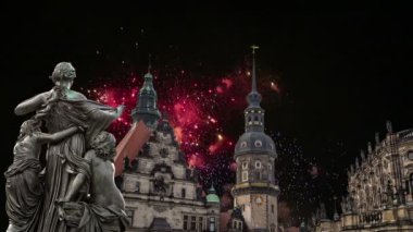Barok kilise Dresden, Sachsen, Germany üzerinde Brühl Teras ve Hofkirche veya Holy Trinity Katedrali ve tatil havai fişek - heykel  