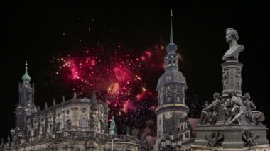 Barok kilise Dresden, Sachsen, Germany üzerinde Brühl Teras ve Hofkirche veya Holy Trinity Katedrali ve tatil havai fişek - heykel  