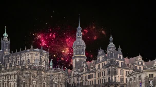 Hofkirche vagy a Szentháromság székesegyház és a holiday tűzijáték - barokk templom Drezdában, Sachsen, Németország — Stock videók