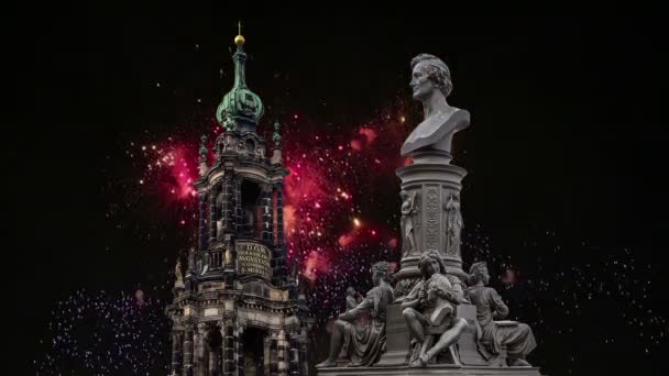 Skulptur på Brühl terrass och Hofkirche eller katedralen av treenigheten och holiday fyrverkerier - barockkyrkan i Dresden, Sachsen, Tyskland — Stockvideo