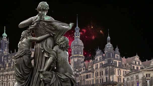 雕塑上的列露台和宫廷教堂或圣三一大教堂和节日的烟花-巴洛克式教堂在德累斯顿，德国萨克森州 — 图库视频影像