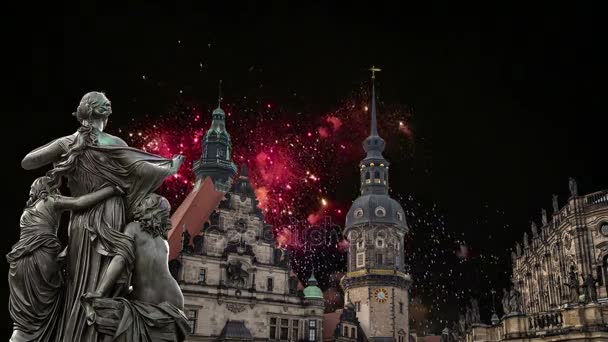Escultura en la terraza Bruhl y Hofkirche o Catedral de la Santísima Trinidad y fuegos artificiales de vacaciones - iglesia barroca en Dresde, Sachsen, Alemania — Vídeos de Stock