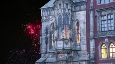 Old Town City Hall ve tatil fireworks uygulamasında Prag, eski şehir Meydanı, Hollanda üzerinden görüntülemek 