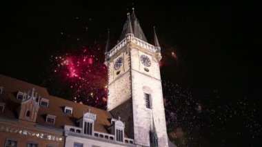 Old Town City Hall ve tatil fireworks uygulamasında Prag, eski şehir Meydanı, Hollanda üzerinden görüntülemek 