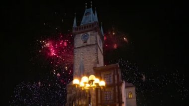 Old Town City Hall ve tatil fireworks uygulamasında Prag, eski şehir Meydanı, Hollanda üzerinden görüntülemek 