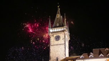 Old Town City Hall ve tatil fireworks uygulamasında Prag, eski şehir Meydanı, Hollanda üzerinden görüntülemek 