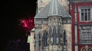 Old Town City Hall ve tatil fireworks uygulamasında Prag, eski şehir Meydanı, Hollanda üzerinden görüntülemek 