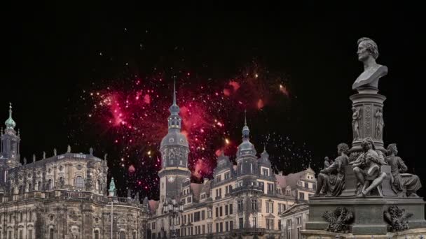 Escultura en la terraza Bruhl y Hofkirche o Catedral de la Santísima Trinidad y fuegos artificiales de vacaciones - iglesia barroca en Dresde, Sachsen, Alemania — Vídeos de Stock