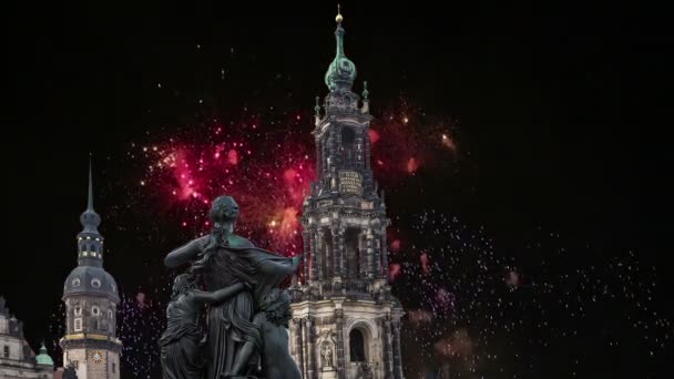 Escultura en la terraza Bruhl y Hofkirche o Catedral de la Santísima Trinidad y fuegos artificiales de vacaciones - iglesia barroca en Dresde, Sachsen, Alemania — Vídeos de Stock