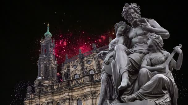 Escultura en la terraza Bruhl y Hofkirche o Catedral de la Santísima Trinidad y fuegos artificiales de vacaciones - iglesia barroca en Dresde, Sachsen, Alemania — Vídeo de stock