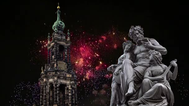 Escultura en la terraza Bruhl y Hofkirche o Catedral de la Santísima Trinidad y fuegos artificiales de vacaciones - iglesia barroca en Dresde, Sachsen, Alemania — Vídeos de Stock