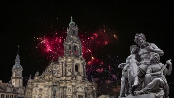 Escultura en la terraza Bruhl y Hofkirche o Catedral de la Santísima Trinidad y fuegos artificiales de vacaciones - iglesia barroca en Dresde, Sachsen, Alemania — Vídeos de Stock