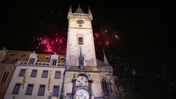 Oude stad stadhuis en vakantie vuurwerk in Praag, bekijken van Old Town Square, Tsjechië — Stockvideo