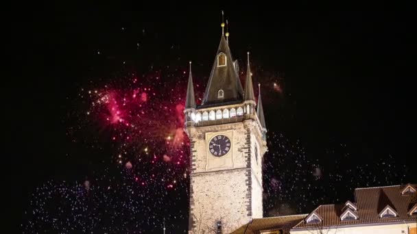 Ayuntamiento de la Ciudad Vieja y fuegos artificiales de vacaciones en Praga, vista desde la Plaza de la Ciudad Vieja, República Checa — Vídeo de stock