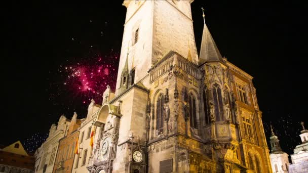 Староместская ратуша и праздничный фейерверк в Праге, вид со Староместской площади, Чехия — стоковое видео