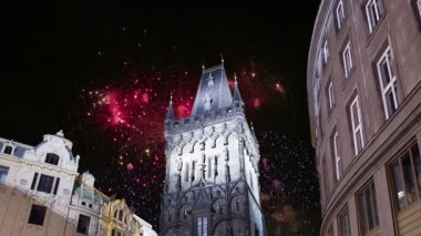 Toz Kulesi (kapısı) ve tatil havai fişek Prag, Çek Cumhuriyeti. 