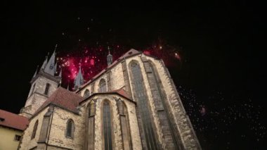 o Gotik kilise, Tanrı'nın annesi önünde Tyn, eski şehir Meydanı ve tatil Fireworks uygulamasında, Prague, Çek Cumhuriyeti  