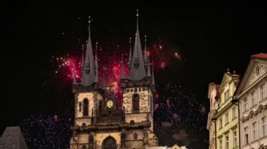 o Gotik kilise, Tanrı'nın annesi önünde Tyn, eski şehir Meydanı ve tatil Fireworks uygulamasında, Prague, Çek Cumhuriyeti  