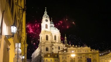 Nicholas kilisede Mala Strana veya daha az yan ve tatil fireworks, güzel eski bölümü, Prague, Çek Cumhuriyeti (gece görünümü)   