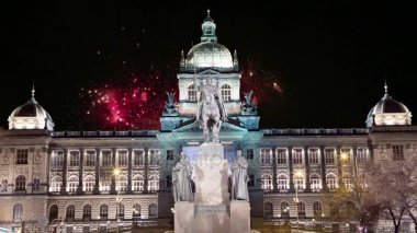 Wenceslas Meydanı'na ve tatil havai fişek New Town, Prague, Çek Cumhuriyeti için gece görünümü 