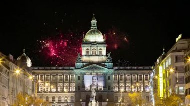 Wenceslas Meydanı'na ve tatil havai fişek New Town, Prague, Çek Cumhuriyeti için gece görünümü 