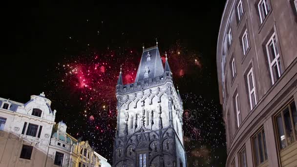 Toz Kulesi (kapısı) ve tatil havai fişek Prag, Çek Cumhuriyeti. — Stok video