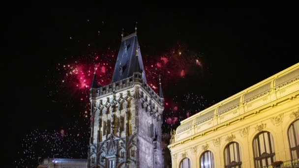 Kruittoren (poort) en vakantie vuurwerk in Praag, Tsjechië. — Stockvideo