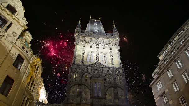 Порохова вежа (ворота) та Святковий феєрверк в Празі, Чеська Республіка. — стокове відео