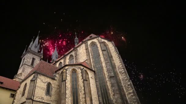 He gothic Church of Mother of God in front of Tyn in Old Town Square and holiday fireworks , Prague, Czech Republic — Stock Video
