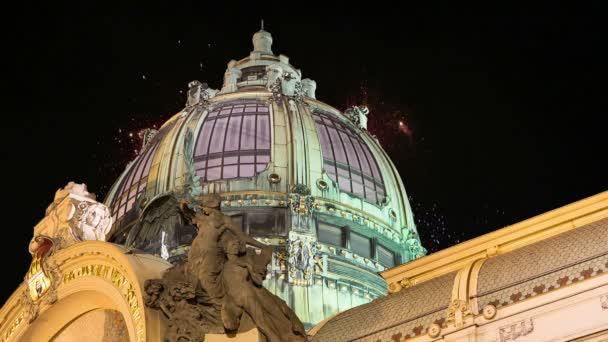 Vue sur la maison municipale (1912) dans le style art nouveau et feux d'artifice de vacances est un point de repère majeur et salle de concert à Prague, République tchèque — Video