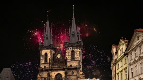 Igreja gótica da Mãe de Deus em frente a Tyn na Praça da Cidade Velha e fogos de artifício de férias, Praga, República Checa — Vídeo de Stock