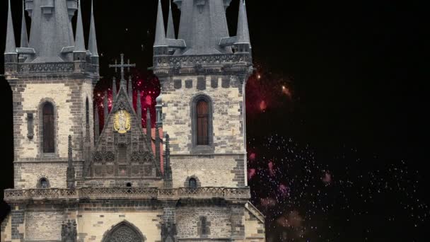 L Iglesia gótica de la Madre de Dios en frente de Tyn en la Plaza de la Ciudad Vieja y fuegos artificiales de vacaciones, Praga, República Checa — Vídeos de Stock